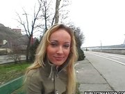 Das Maedchen von nebenan angesprochen und gefickt Das Maedchen von nebenan angesprochen und gefickt