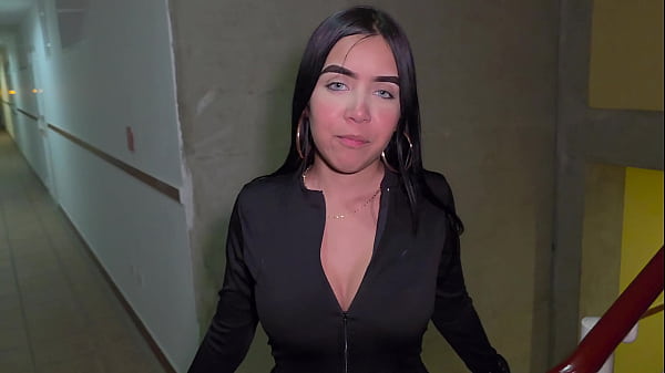 Mi vecina me tocó el pene en la calle y eso me hizo sentir vergüenza – después de eso fuimos a mi apartamento a follar