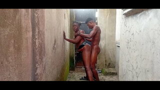 Ebony mit dickem Arsch – Spontaner Fick hinter der Scheune