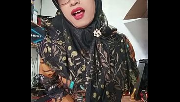 Big Boobs Hijab Ts Masturbates Till She Cums