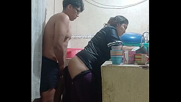 Empleada follada en la cocina, casi nos descubre la esposa de mi patrón CDMX
