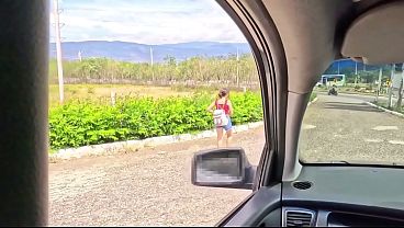 Flaca de 18 Años Perdida en la Carretera Entrega el Coño a un desconocido Pervertido Por dinero
